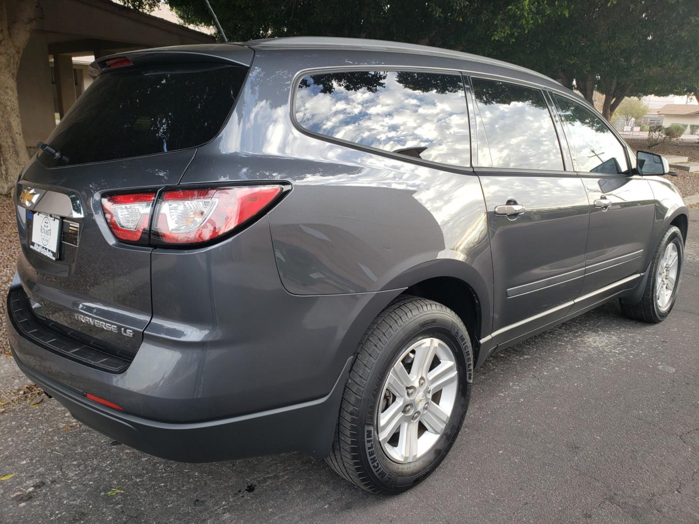 2014 /gray and lite gray Chevrolet Traverse ls (1GNKRFED7EJ) with an 3.6L V6 DOHC 24V engine, 4-Speed Automatic transmission, located at 323 E Dunlap Ave., Phoenix, AZ, 85020, (602) 331-9000, 33.567677, -112.069000 - 2014 Chevrolet Traverse LS,.......EXCELLENT condition,.... Ice Cold A/C, Gray and lite gray interior with lite gray cloth seats in near perfect condition, 3RD row seating, Rear AC, New brakes, Tune up, Touch screen Stereo/CD Player, Bluetooth, Phone sync, Backuup camera, Satellite, This suv is gorge - Photo#3